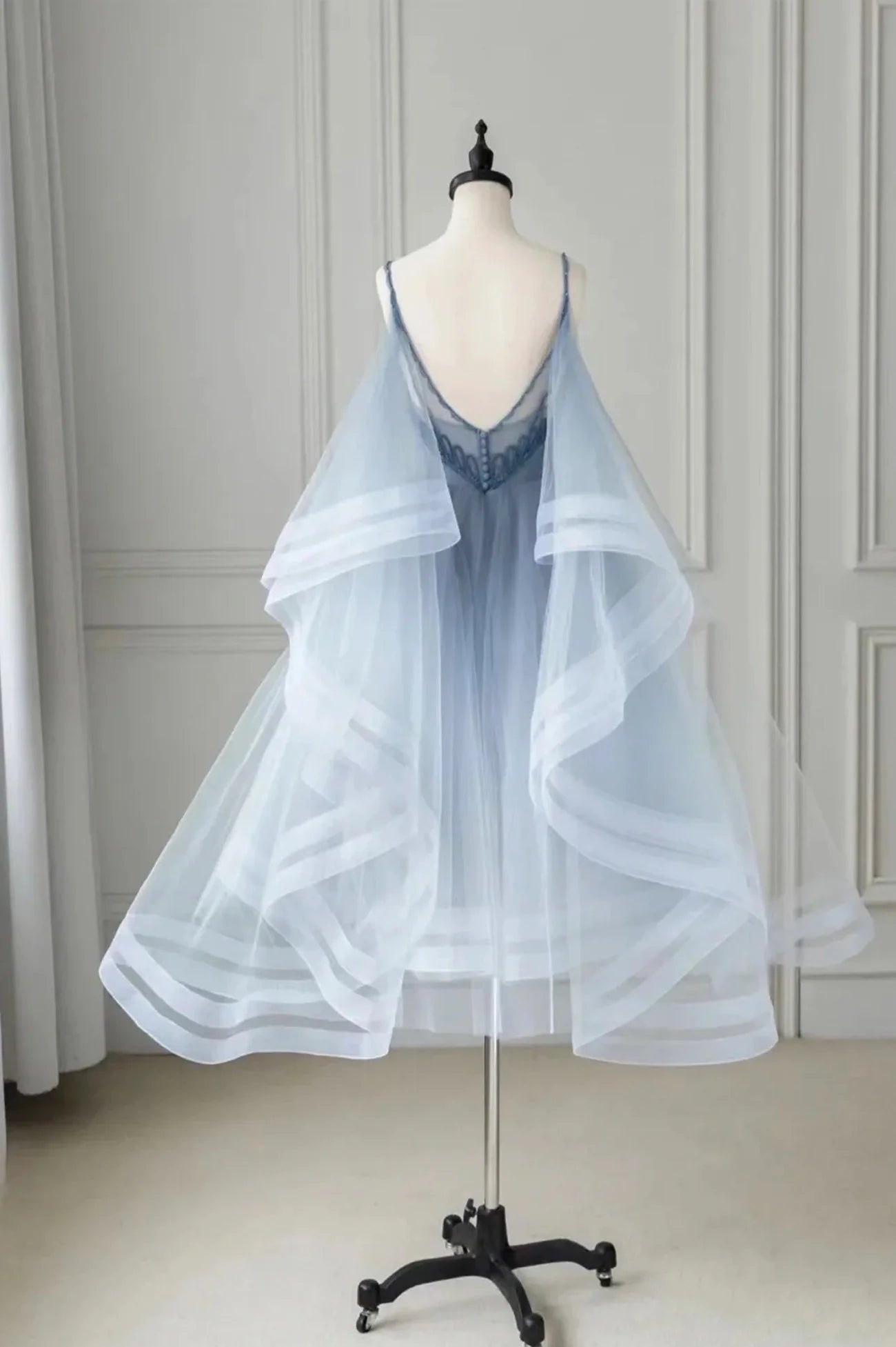 Robe de bal courte en tulle à col en V et coupe trapèze